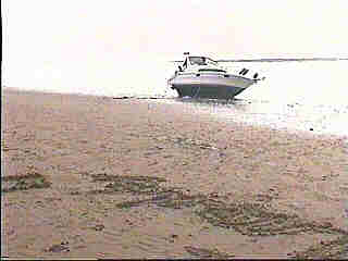 So sieht der Touri unser Boot. Das Wasser kommt aber wieder und in sechs Stunden geht das Wasser bis oben an die Promenadenkante